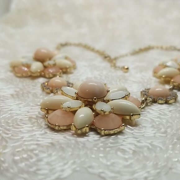Three peach cream layered flowers with rhinestone flowers gold tone Bib Necklace - Picture 9 of 9
